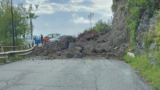 Danni e disagiMaltempo Calabria, a Praia a Mare rocce si staccano da un costone e finiscono in strada