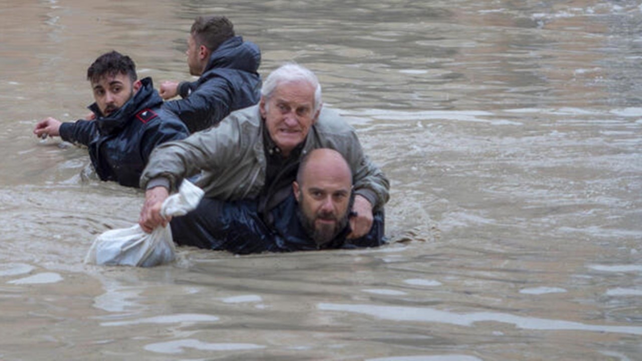 Il salvataggio di un anziano in un’immagine simbolo dell’alluvione in Romagna