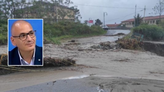 Esondazioni a Fuscaldo, nel riquadro il sindaco Giacomo Middea