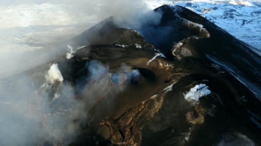 Allarme massimoL’Etna fa paura, fontane di lava e sciame sismico: la Protezione civile dichiara l’allerta rossa