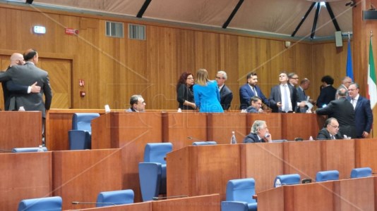 Il Consiglio delle polemicheLa rabbia del capogruppo del Pd Bevacqua: «Basta ai decreti omnibus e agli agguati della maggioranza»