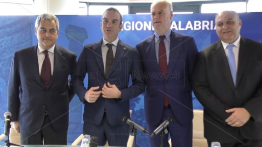 Visita istituzionalePubblica amministrazione, il ministro Zangrillo in Calabria: «Nel 2023 previste 170mila assunzioni»