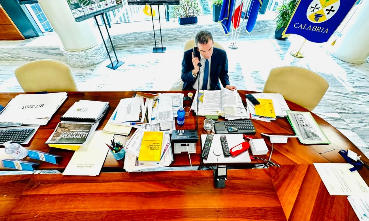 Il presidente Occhiuto nel suo ufficio alla Cittadella regionale