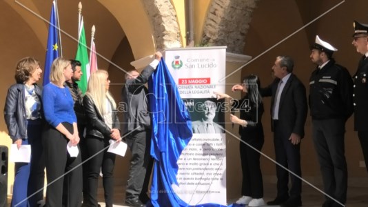 Giornata per la legalitàSan Lucido celebra il giudice Giovanni Falcone con una stele nel chiostro del municipio