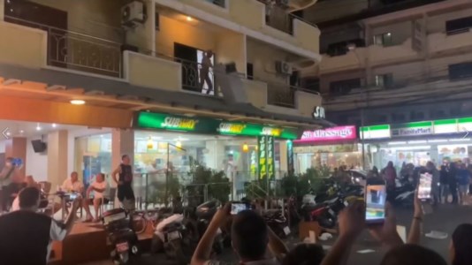 Video shockFollia di un turista calabrese in Thailandia: dopo una notte di sesso e droga butta dalla finestra frigoriferi e water