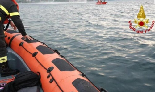 Tragedia in LombardiaBarca si ribalta e affonda a causa di una tromba d’aria sul lago Maggiore, 4 morti