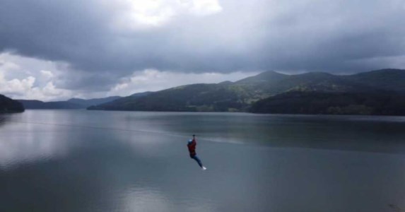 Da non perdereAppesi a un filo per volare sul lago Arvo, ecco la nuova attrattiva dell’estate in Sila - VIDEO