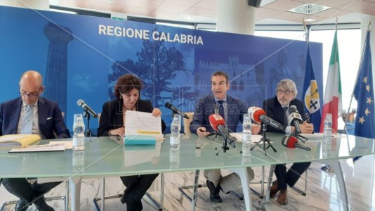 Sanità CalabriaOcchiuto presenta i dati sulle assunzioni: «In un anno e mezzo 2.191 contratti a tempo indeterminato, risultato storico»