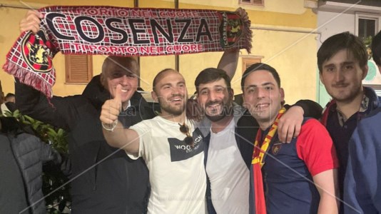 Franz Caruso durante la festa salvezza con un gruppo di tifosi del Cosenza