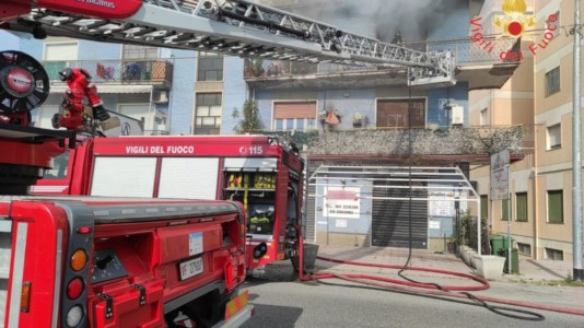 Incendio a CatanzaroIn fiamme un appartamento su viale Magna Grecia: chiusa la strada in direzione Lido