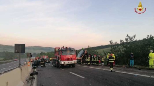 Domenica di sangueBus finisce in una scarpata sull’A16 Napoli-Canosa dopo un incidente con 5 auto, un morto e 14 feriti