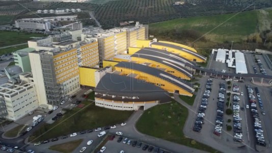 Sanità CalabriaNuovo ospedale di Catanzaro, il progetto definitivo entro il 2027. Intanto vanno riempiti i 150 posti letto vuoti all’ex policlinico