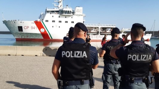 In manetteSbarco di 47 migranti a Crotone, arrestati i due presunti scafisti 