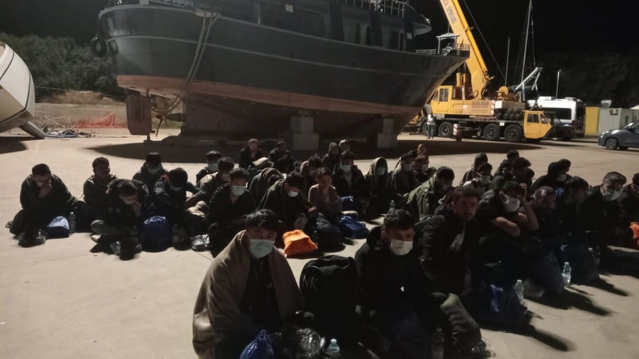 Migranti nel porto di Roccella (foto d’archivio)
