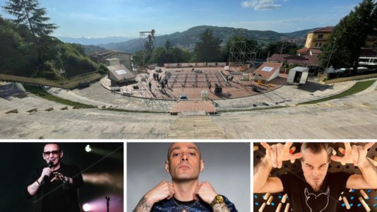 Il palco dell’anfiteatro di Acri e i cantanti Kekko Silvestre (foto fb), Fabi Fibra (foto ansa), Piero Pelù (foto da Fb)