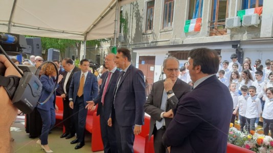 Visita istituzionaleIl ministro Valditara in Calabria, prima tappa in una scuola di Lamezia: «Scelta precisa presentare Agenda Sud qui»