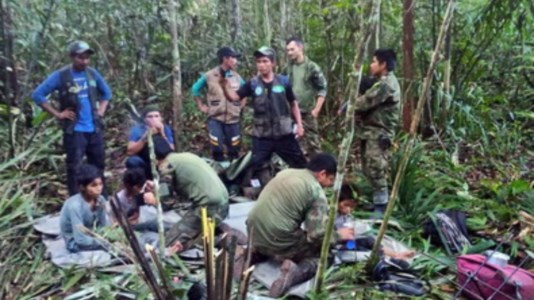 Il miracoloColombia, ritrovati vivi nella giungla 4 bambini dispersi dopo l’incidente aereo di 40 giorni fa