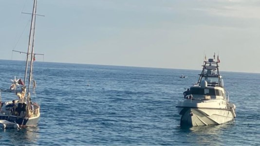 Popoli in fugaMigranti, intercettata una barca al largo della baia Bova Marina