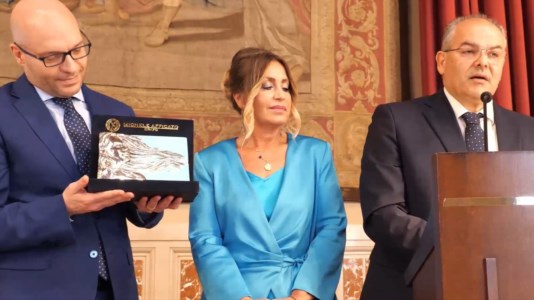 Arte calabreseIn ricordo di Jole Santelli, il Premio Azzurro Donna realizzato dall’orafo Affidato a Lorenzo Fontana