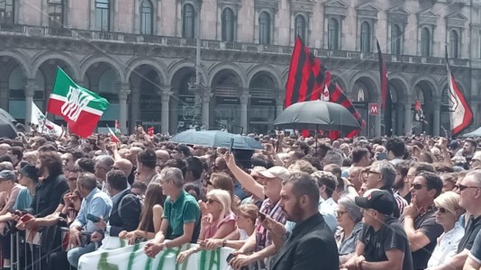 La folla accorsa a Piazza del Duomo