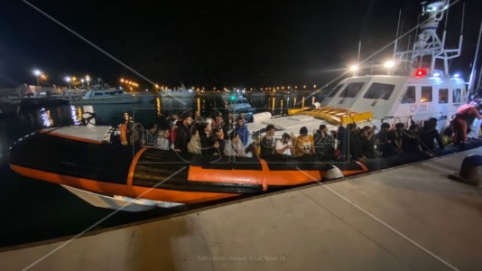 Viaggi della speranzaAncora uno sbarco a Roccella, approdati sulle coste calabresi altri 23 migranti