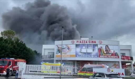 Prime stimeIncendio allo stabile di Piazza Cina a Corigliano Rossano, s’ipotizzano danni per 3,5 milioni