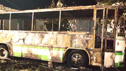 Il fattoIncendio a Corigliano Rossano, autobus in fiamme nella notte in località Frasso: indagini in corso