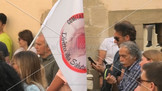 La protesta«L’ospedale di Paola non si tocca»: cittadini e associazioni in piazza contro il ridimensionamento
