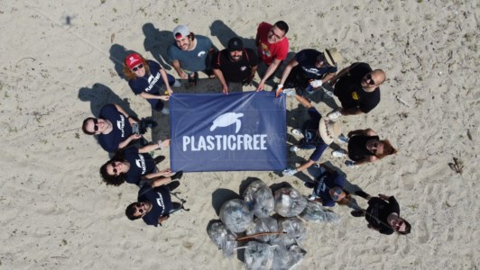 Insieme per l&rsquo;ambientePlastic free in azione nel Vibonese, i volontari ripuliscono la spiaggia di Bivona da quintali di rifiuti 