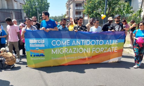 La Giornata del RifugiatoDa Cinquefrondi tutti in marcia per la pace: in duemila sfilano per le vie del centro 