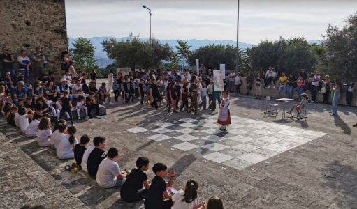 La rievocazioneA Zumpano successo per la partita a scacchi vivente con protagonisti i piccoli studenti
