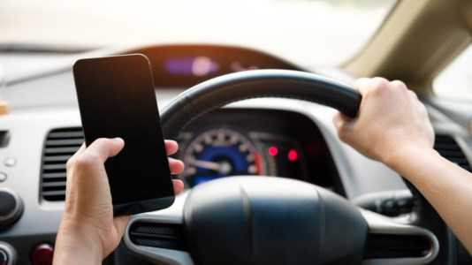 Via liberaLa Camera approva il nuovo codice della strada: le novità su multe, neopatentati, autovelox e telefonini