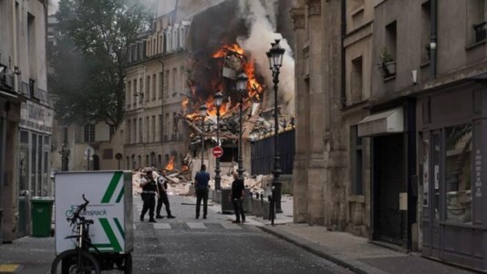 Il fattoIncendio a Parigi, crolla un palazzo in centro: 16 feriti, di cui 7 in gravi condizioni