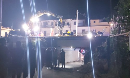 Tragedia sfiorataIncidente a Condofuri Marina: tre operai precipitano da un cavalcavia mentre riparano i binari