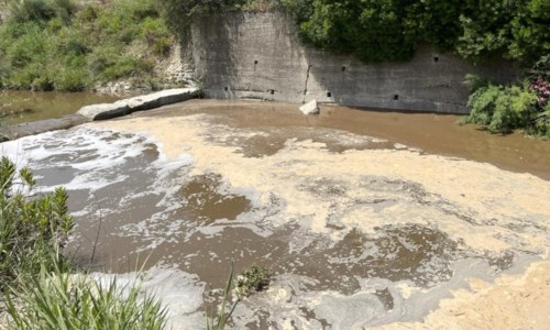Disastro ambientalePercolato dalla discarica di Scala Coeli, in un video la prova dei liquami sversati nelle acque del torrente
