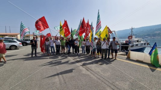 La protestaMarinerie contro la stretta Ue sulla pesca a strascico, a Vibo Marina la mobilitazione: «Così si uccide il comparto»