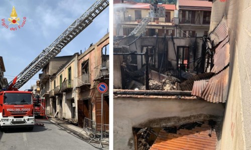 Il rogoDivampano le fiamme a Sinopoli in tre edifici. Vigili sul posto da ieri notte per spegnere l’incendio