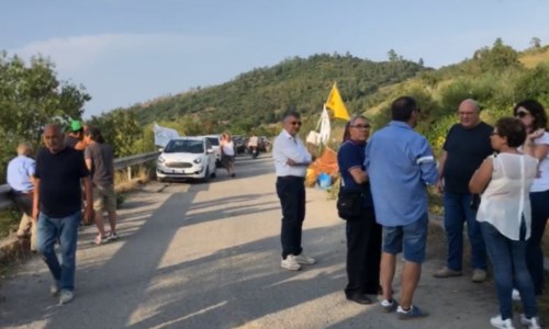 La manifestazioneSit-in alla discarica di Scala Coeli, sindaci e associazioni al governatore Occhiuto: «Venga qui a vedere»
