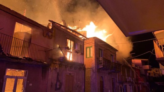 Ancora un incendioAltra notte di fuoco a Reggio Calabria, le fiamme divorano dieci antichi immobili