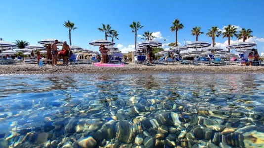 Estate 2023I prezzi di ombrellone e sdraio in Calabria: da Praia a Reggio quanto costano le spiagge più belle