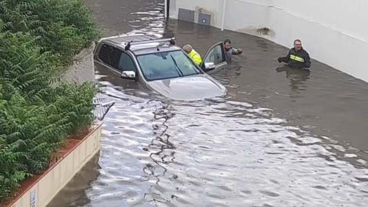 Auto bloccata dall’acqua a Falerna