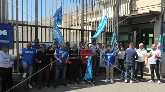 Il sit inPaola, il personale del carcere in protesta: «Servono più operatori. Le aggressioni? Sono diventate una consuetudine»