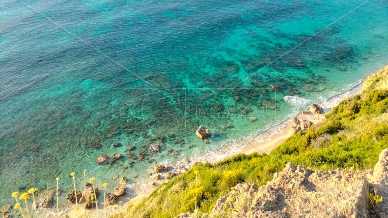 La spiaggia della Scalea di Santa Domenica di Ricadi, vista dall’alto