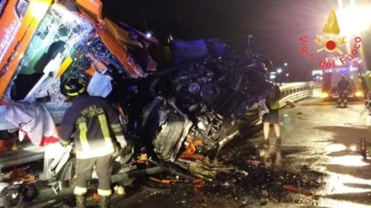 Strada bloccataIncidente sull&rsquo;A2 tra Firmo e Frascineto, tir si ribalta: ferito il conducente incastrato tra le lamiere