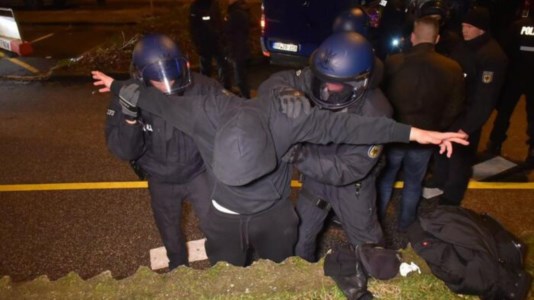Caos urbanoScontri in Francia, la rivolta contagia anche la Svizzera: incidenti e violenze a Losanna