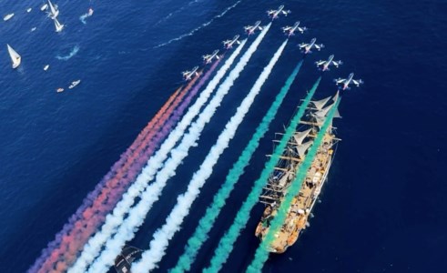 Eccellenze italianeL’Amerigo Vespucci parte per il giro del mondo, lo spettacolare saluto delle Frecce Tricolori -Video