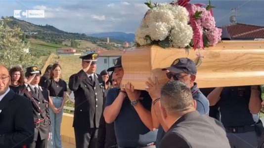 L’ultimo salutoTutta Crosia ai funerali di Raffaella De Luca, la poliziotta 29enne morta per un malore con il figlio in braccio
