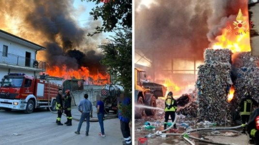Il rogoIncendio a Tarsia, in fiamme il deposito di una ditta della raccolta rifiuti