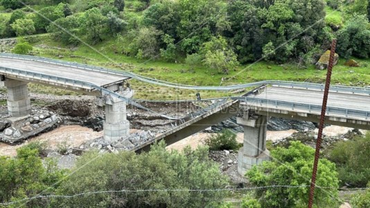 Il ponte crollato a Longobucco