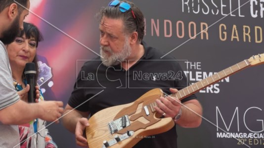 Artigiani di CalabriaUna chitarra per Russell Crowe, ecco chi è il liutaio che ha regalato lo strumento al Gladiatore